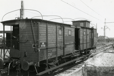 170307 Afbeelding van de bovenleidingsinspectiewagen NS 157601 (ex-bagagewagen serie D 4501-4650) van de N.S. te ...